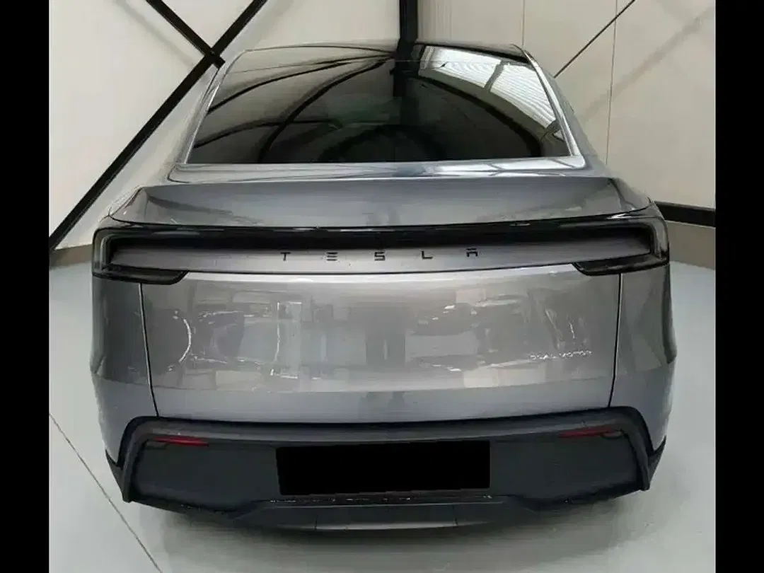 Tesla Model Y - Thumbnail 6