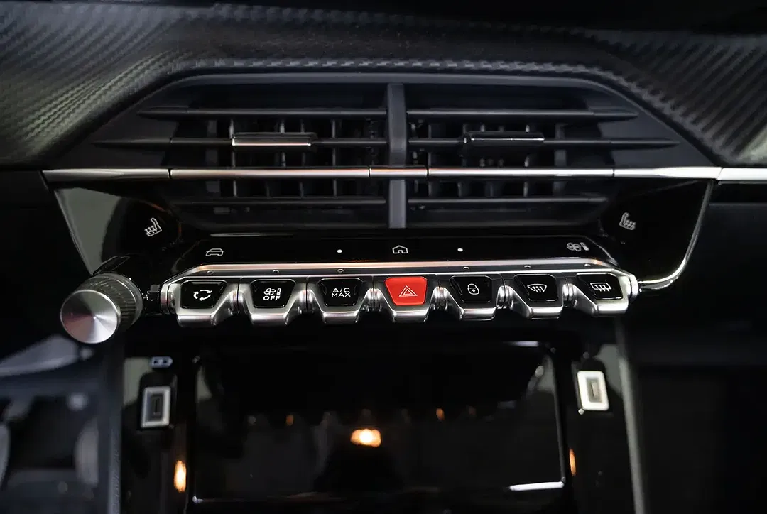 Peugeot 208 - Thumbnail 10