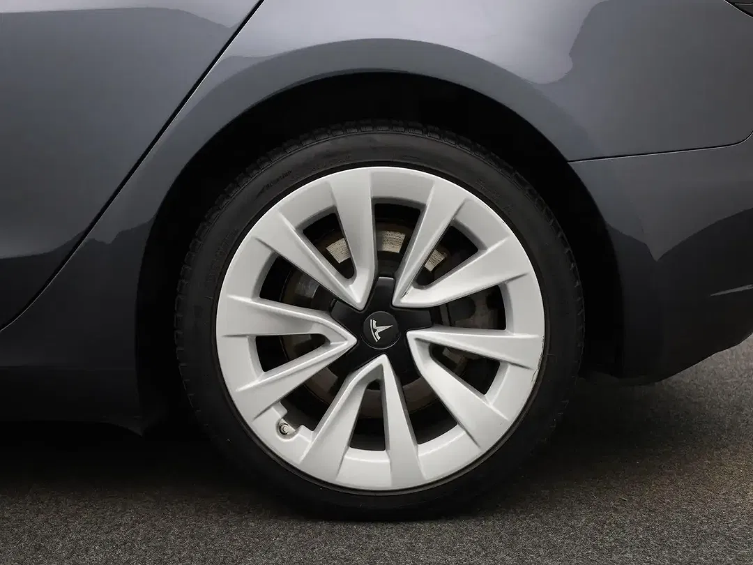 Tesla Model 3 - Thumbnail 11