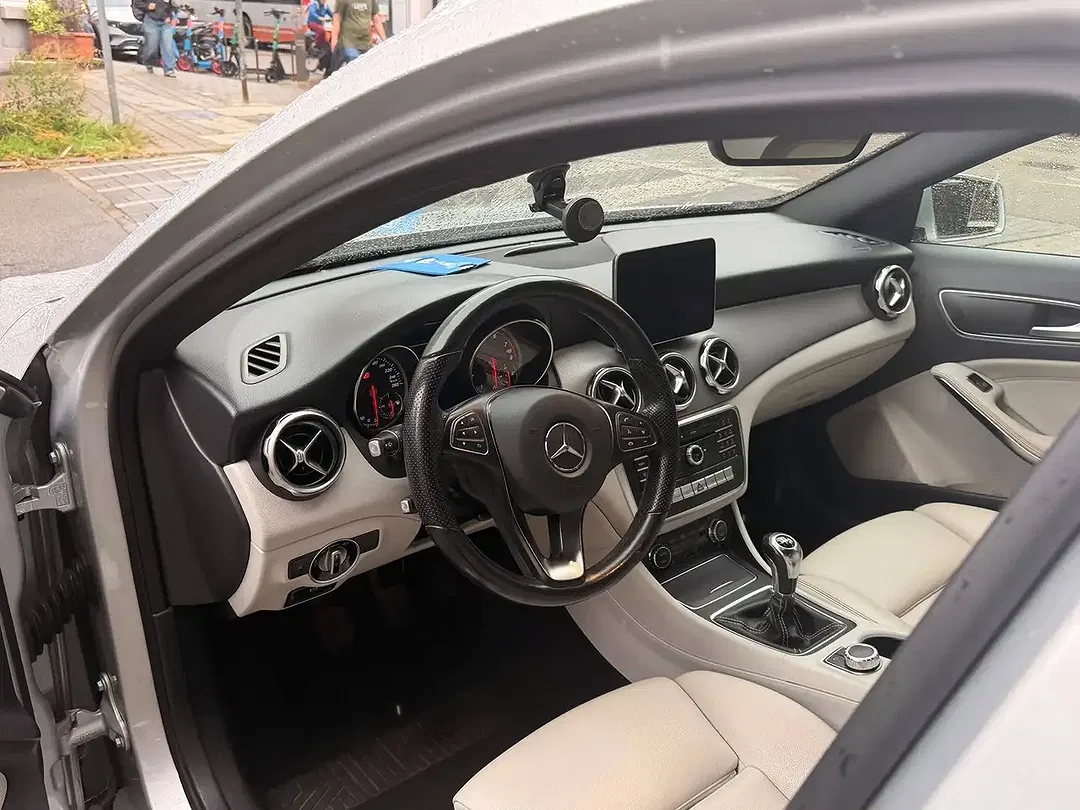 Mercedes-Benz GLA 180 - Thumbnail 13