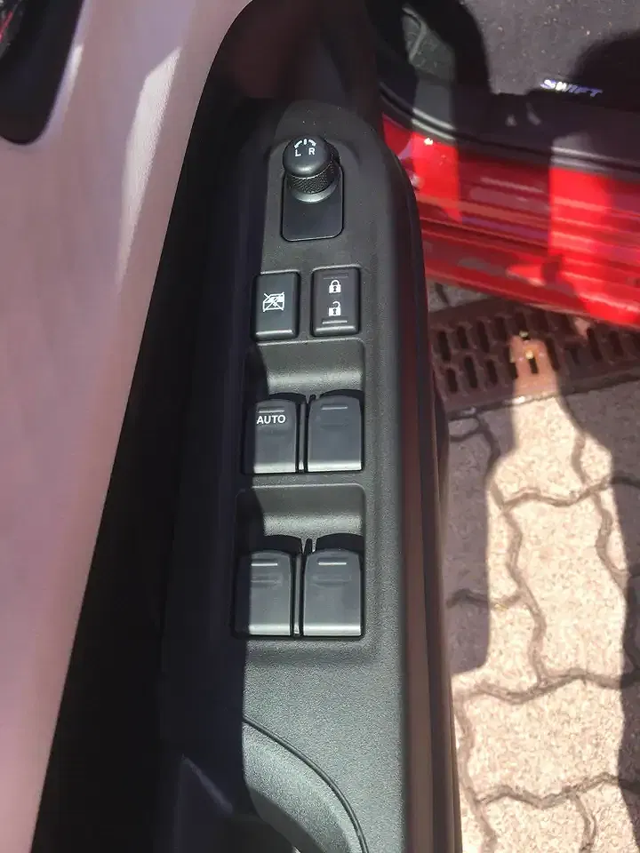Suzuki Swift - Thumbnail 11