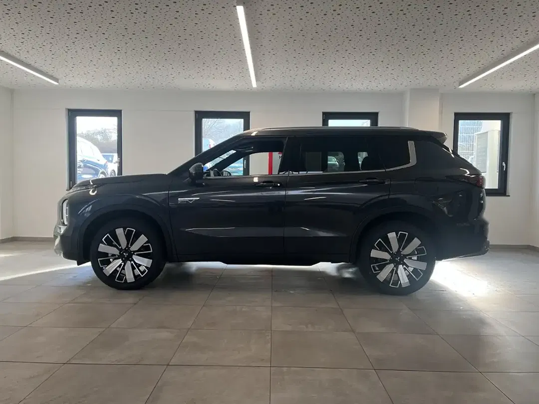 Mitsubishi Outlander - Thumbnail 2