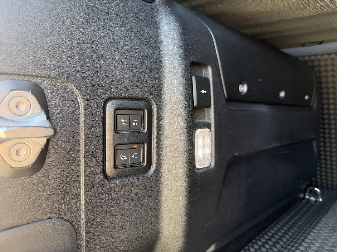 Land Rover Defender - Thumbnail 10