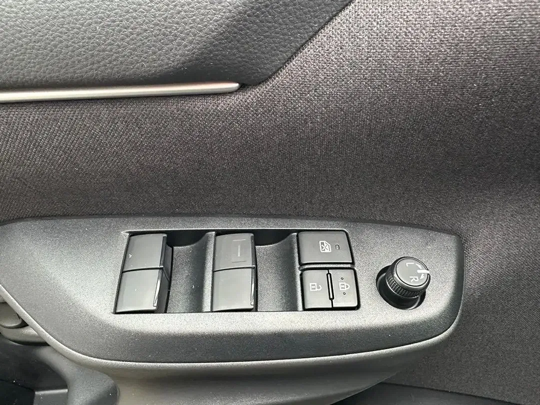 Toyota Yaris - Thumbnail 11