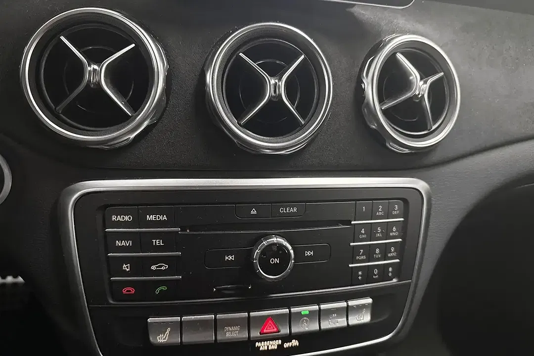 Mercedes-Benz GLA 180 - Thumbnail 16