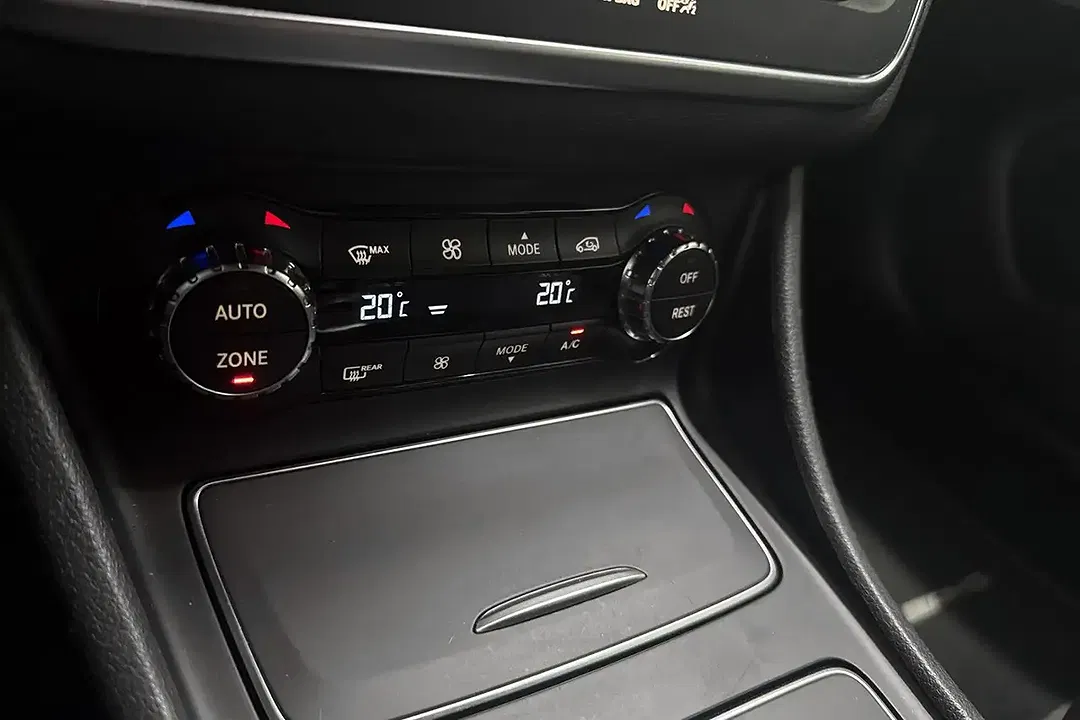 Mercedes-Benz GLA 180 - Thumbnail 17