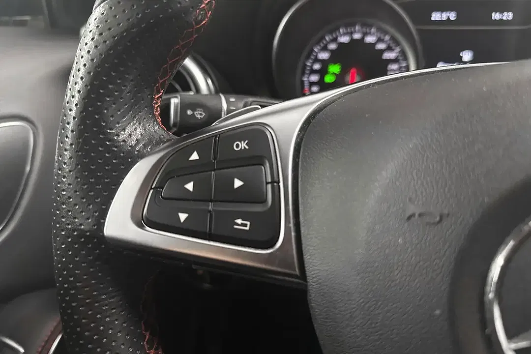 Mercedes-Benz GLA 180 - Thumbnail 23