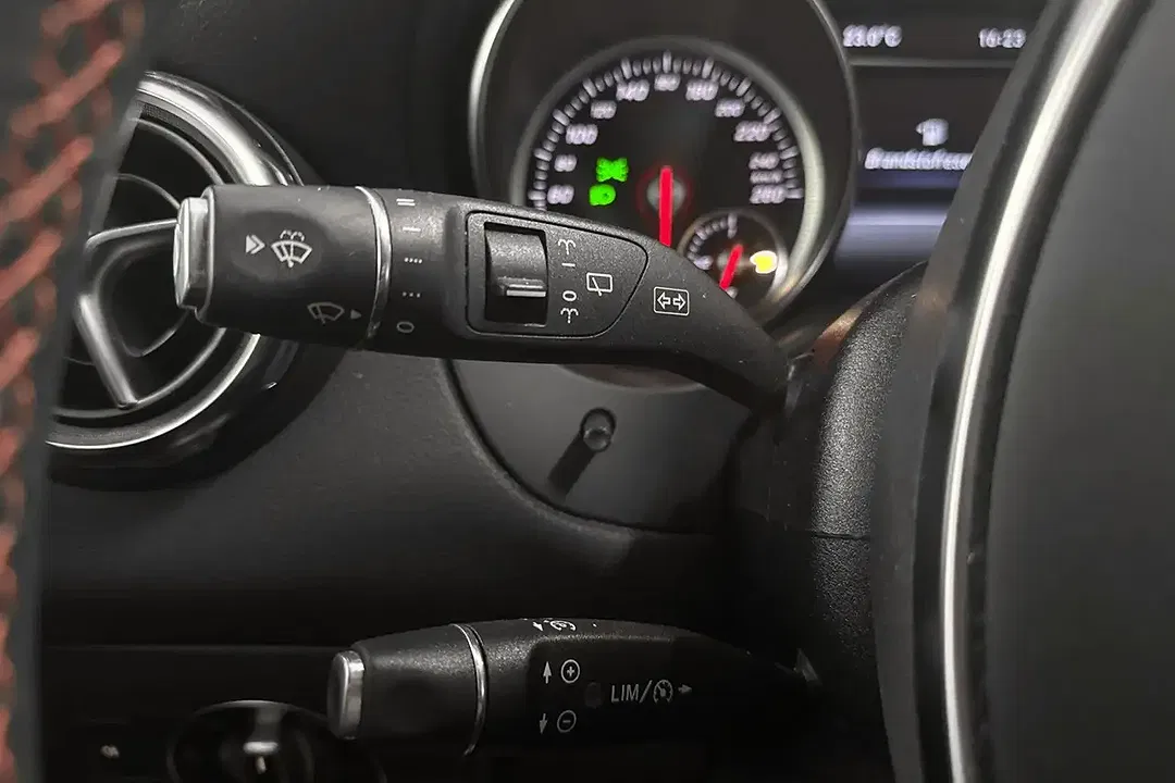 Mercedes-Benz GLA 180 - Thumbnail 25