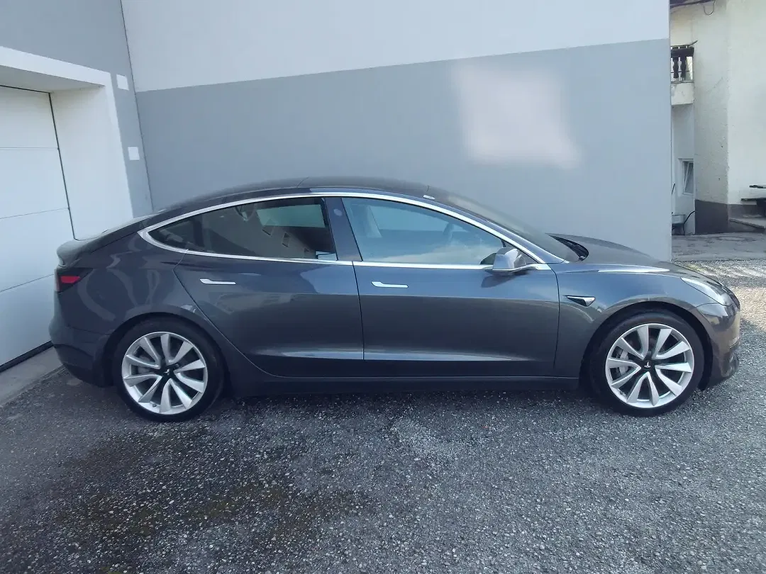 Tesla Model 3 - Thumbnail 2