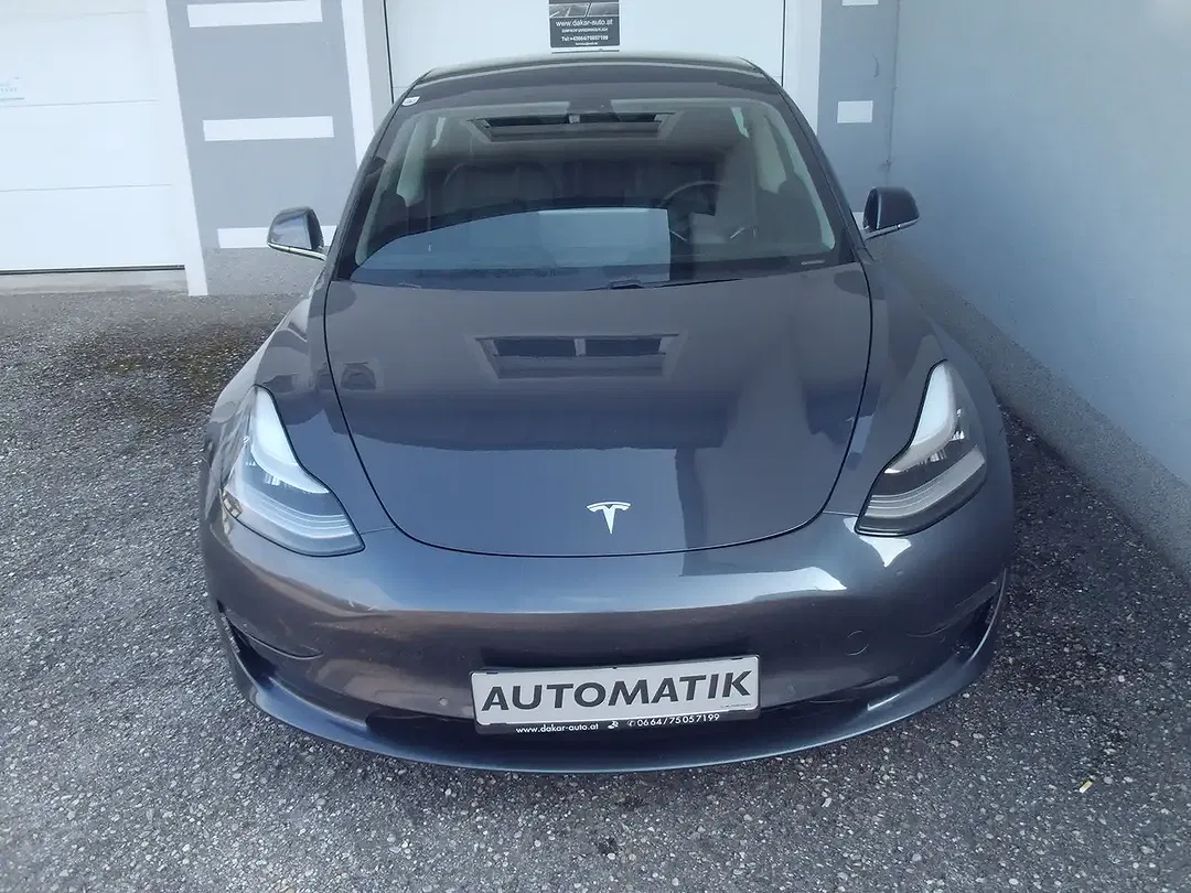 Tesla Model 3 - Thumbnail 3