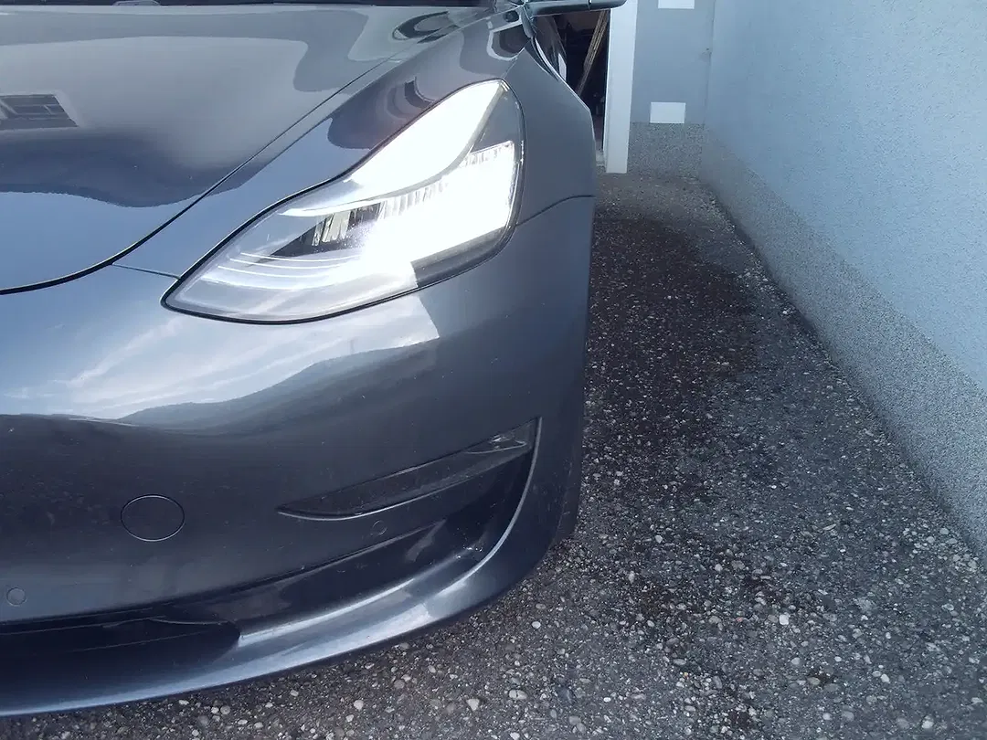 Tesla Model 3 - Thumbnail 4