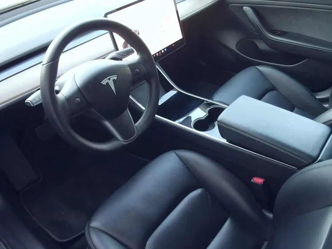 Tesla Model 3 - Thumbnail 5