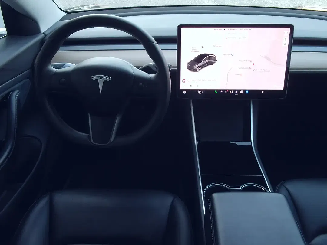 Tesla Model 3 - Thumbnail 6