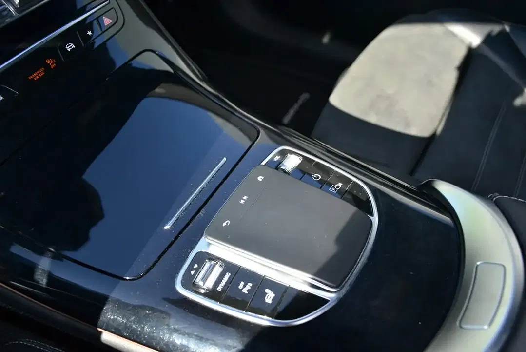 Mercedes-Benz EQC 400 - Thumbnail 18