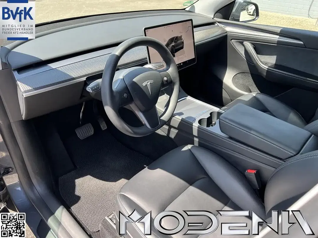 Tesla Model Y - Thumbnail 2