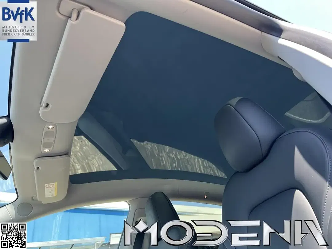 Tesla Model Y - Thumbnail 5