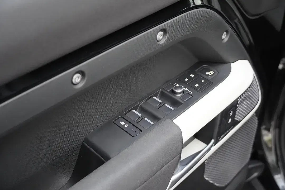 Land Rover Defender - Thumbnail 18