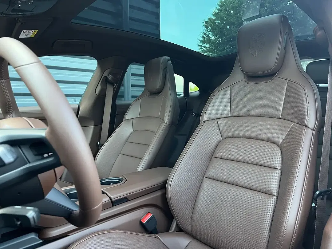 Porsche Taycan - Thumbnail 5