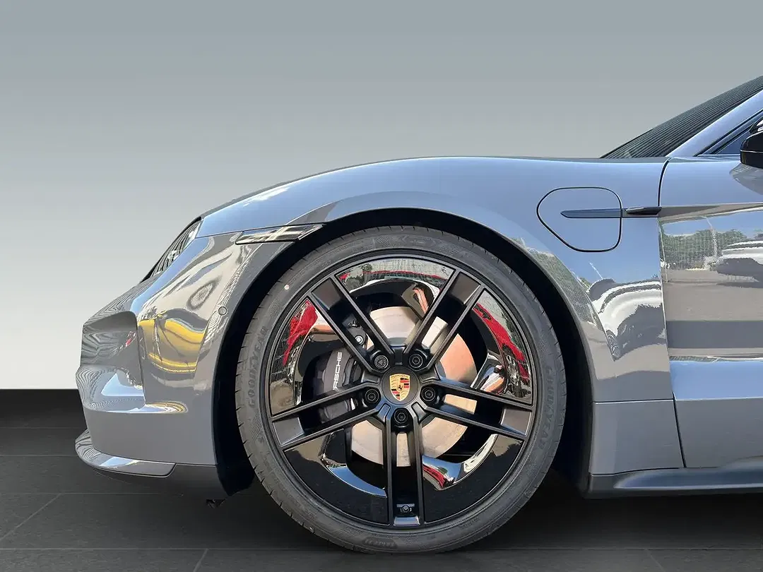 Porsche Taycan - Thumbnail 8