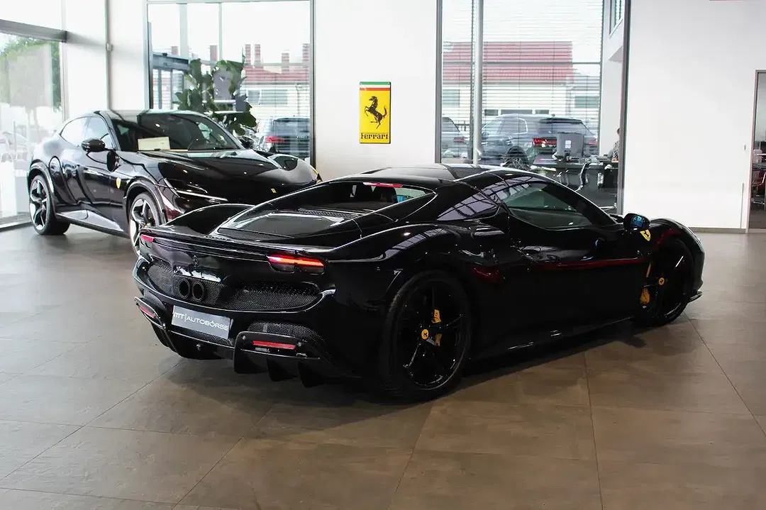 Ferrari 296 GTS - Thumbnail 8