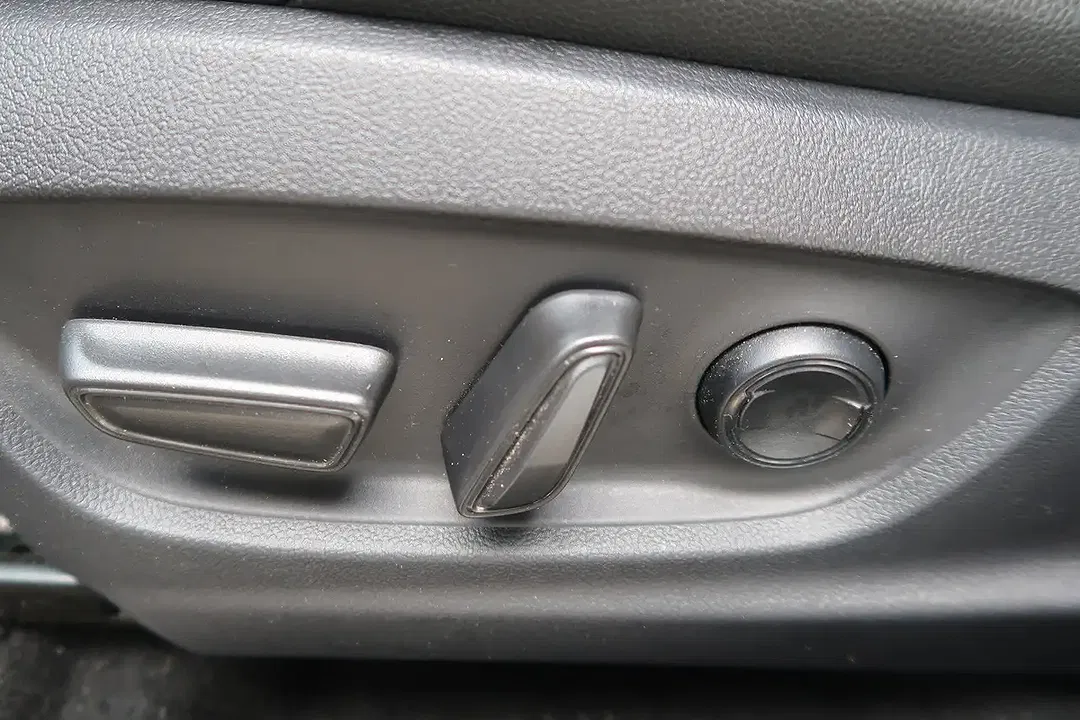 Subaru Solterra - Thumbnail 10