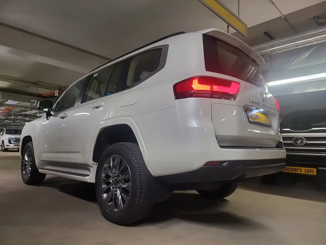 Toyota Land Cruiser - Thumbnail 6