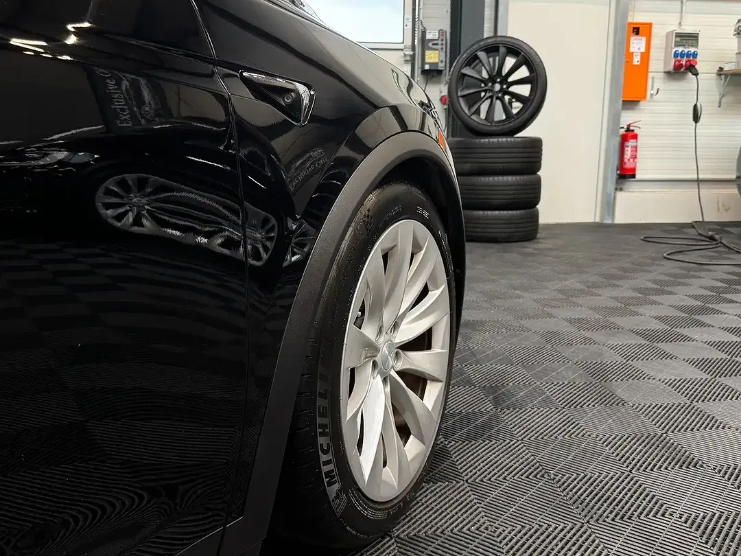 Tesla Model X - Thumbnail 13