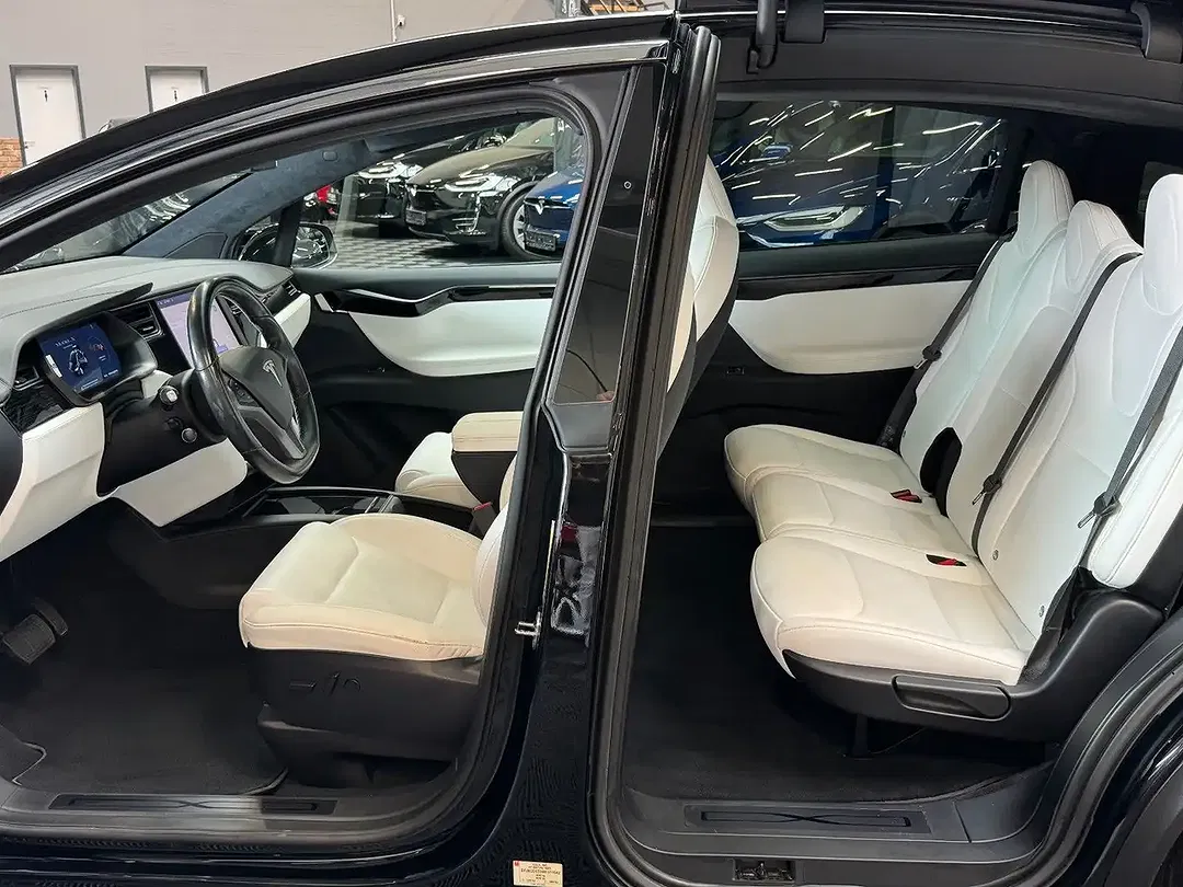 Tesla Model X - Thumbnail 14