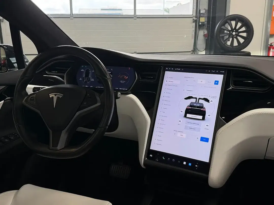 Tesla Model X - Thumbnail 15