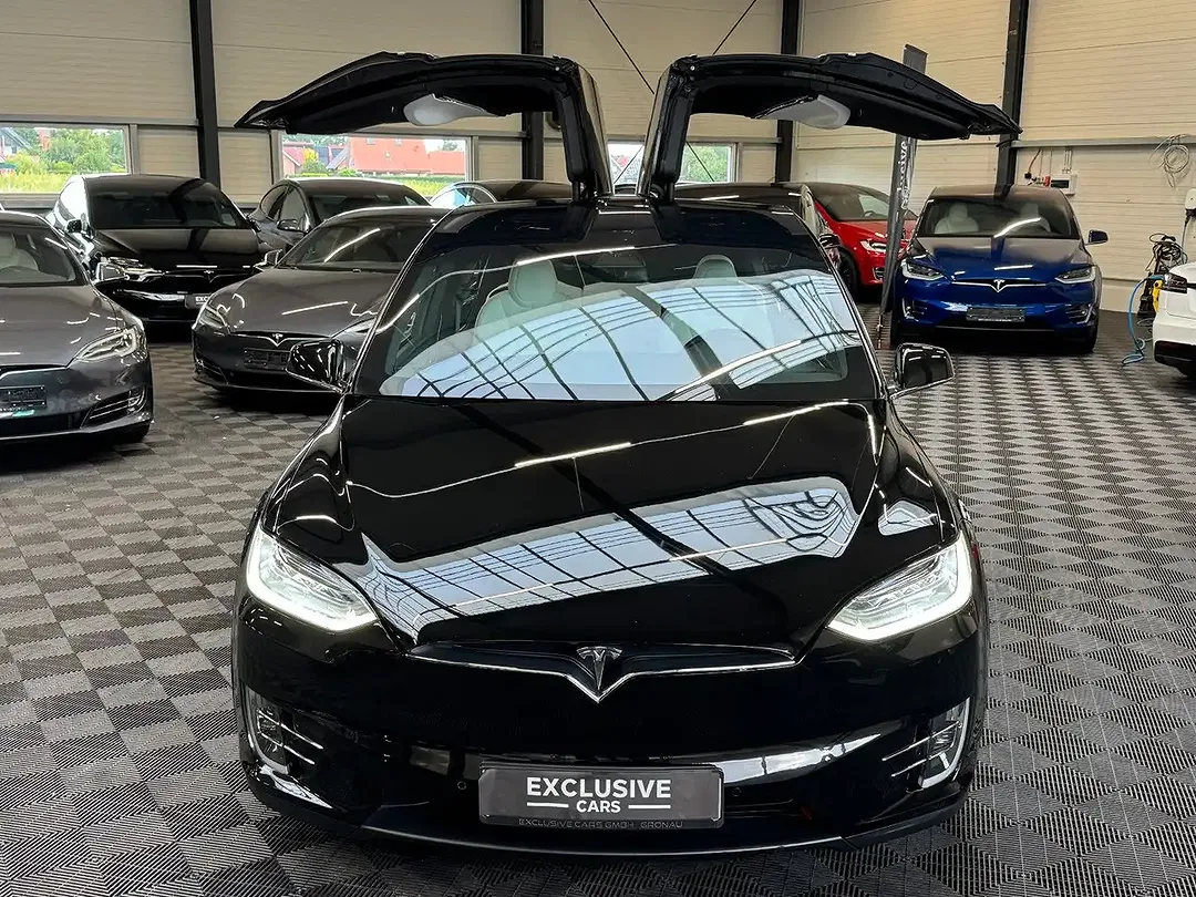 Tesla Model X - Thumbnail 3