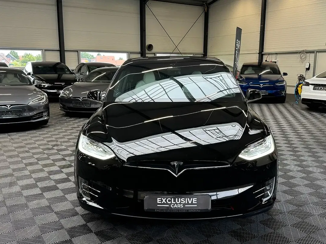 Tesla Model X - Thumbnail 4