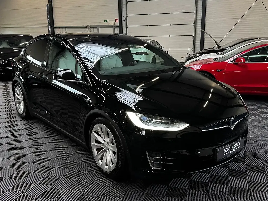 Tesla Model X - Thumbnail 5