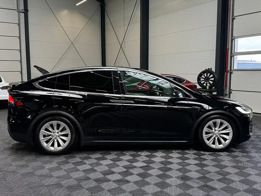 Tesla Model X - Thumbnail 6