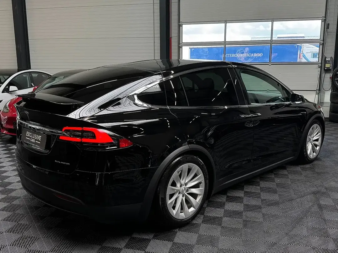 Tesla Model X - Thumbnail 7