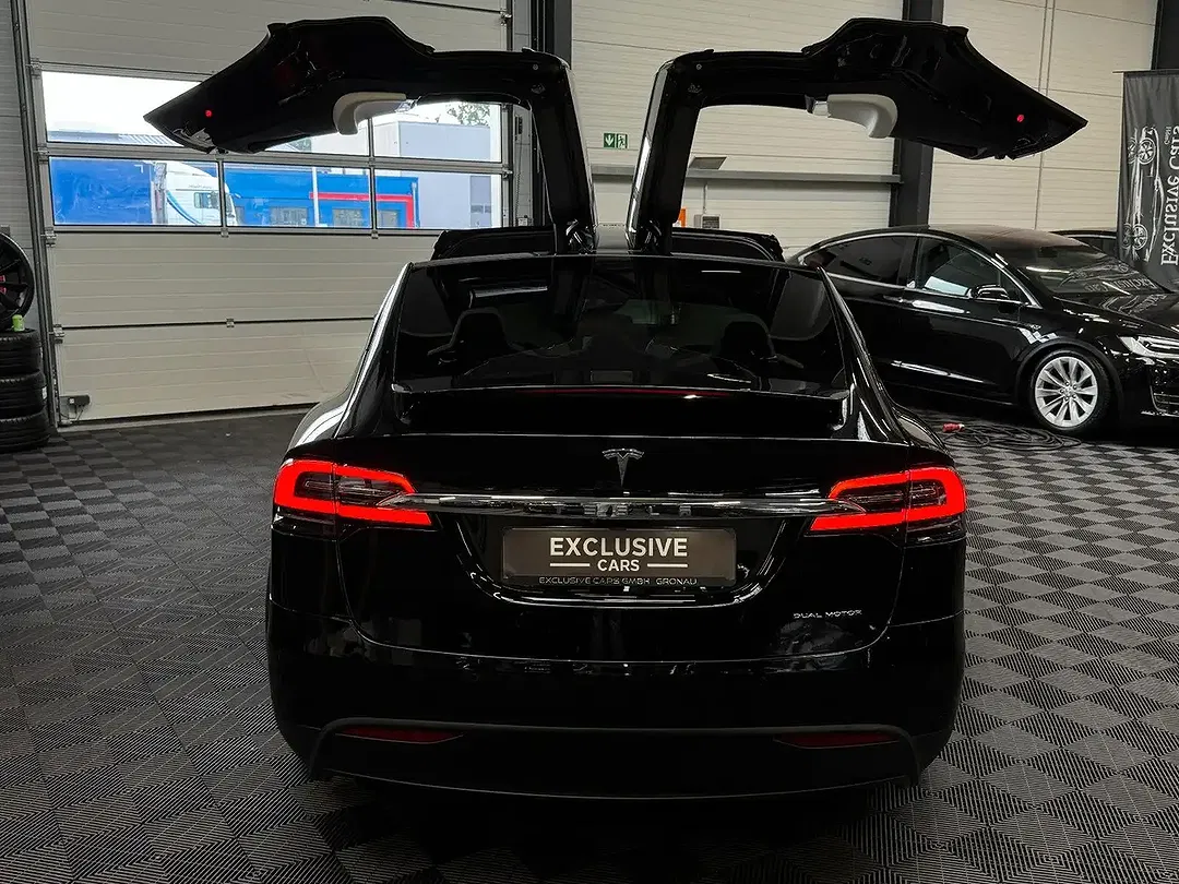 Tesla Model X - Thumbnail 8
