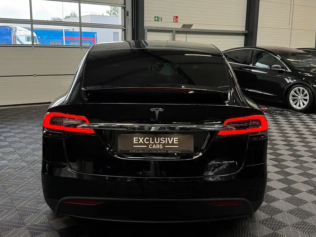 Tesla Model X - Thumbnail 9