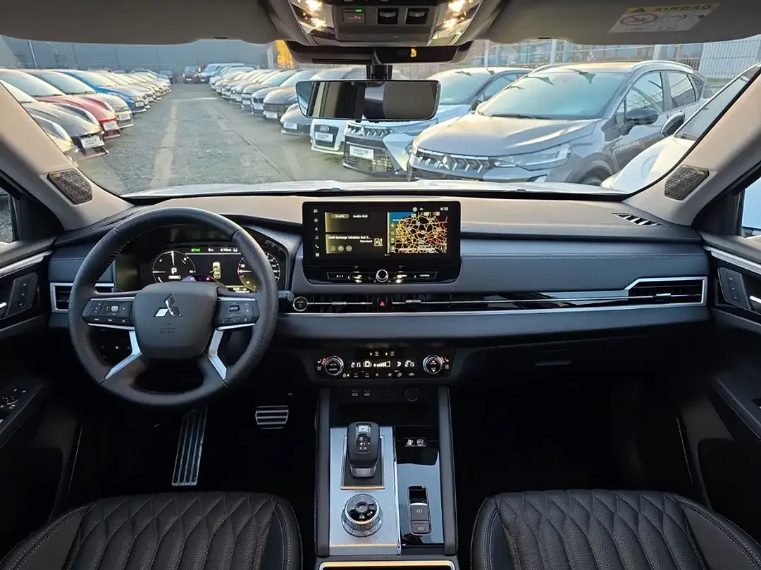 Mitsubishi Outlander - Thumbnail 11