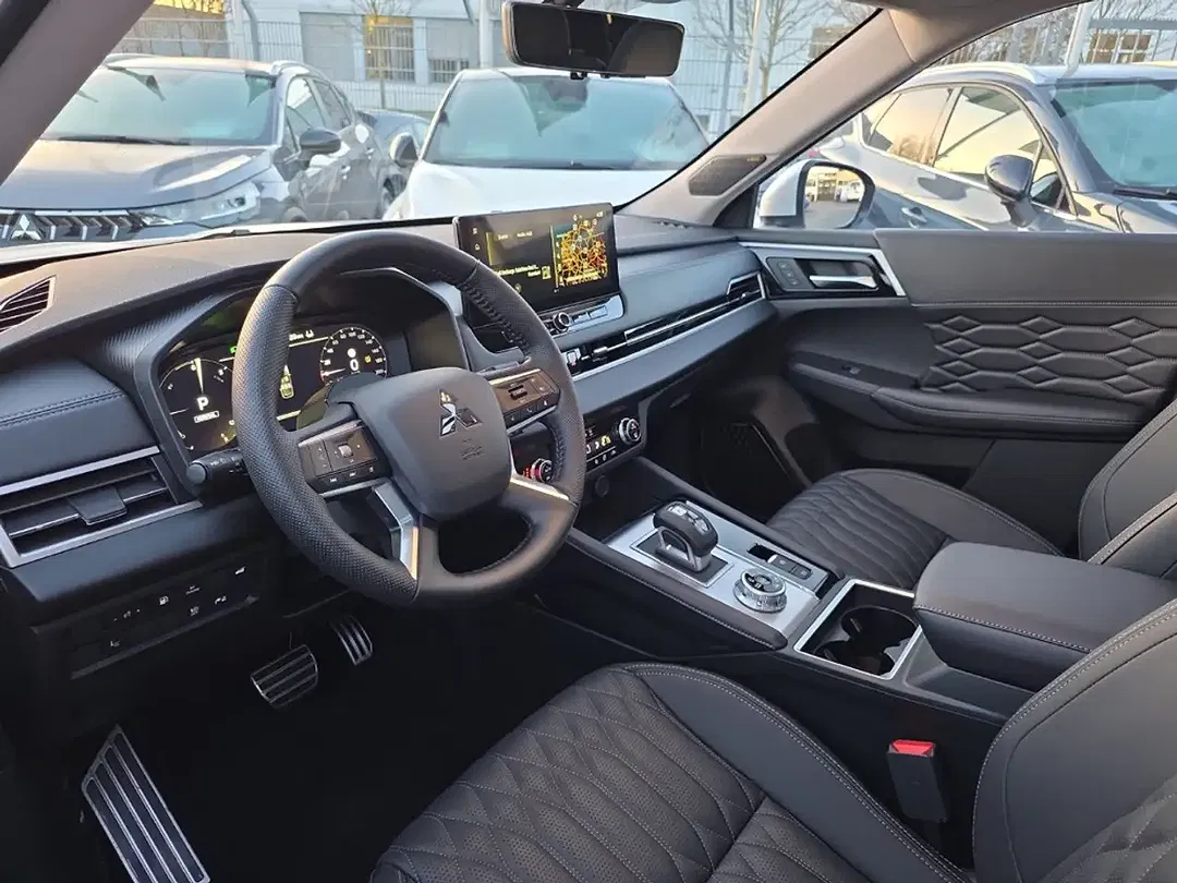 Mitsubishi Outlander - Thumbnail 4
