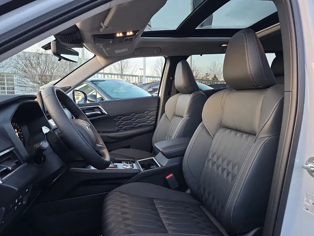 Mitsubishi Outlander - Thumbnail 8