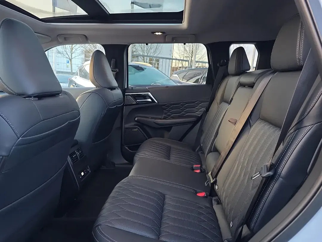 Mitsubishi Outlander - Thumbnail 9