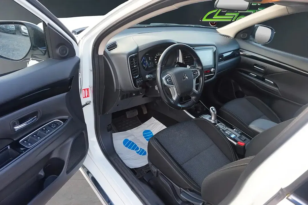 Mitsubishi Outlander - Thumbnail 4
