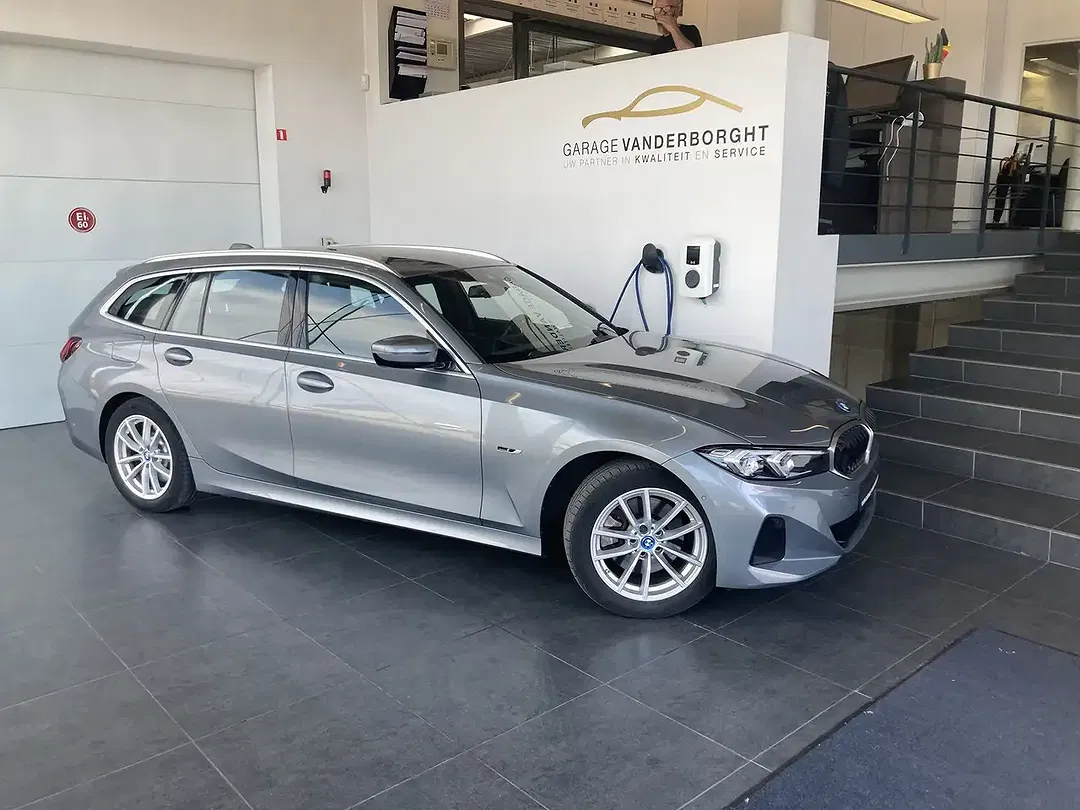 BMW 330 - Thumbnail 1