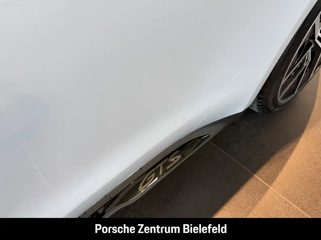 Porsche Taycan - Thumbnail 13