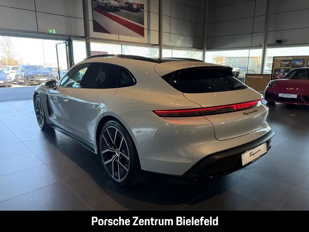 Porsche Taycan - Thumbnail 3