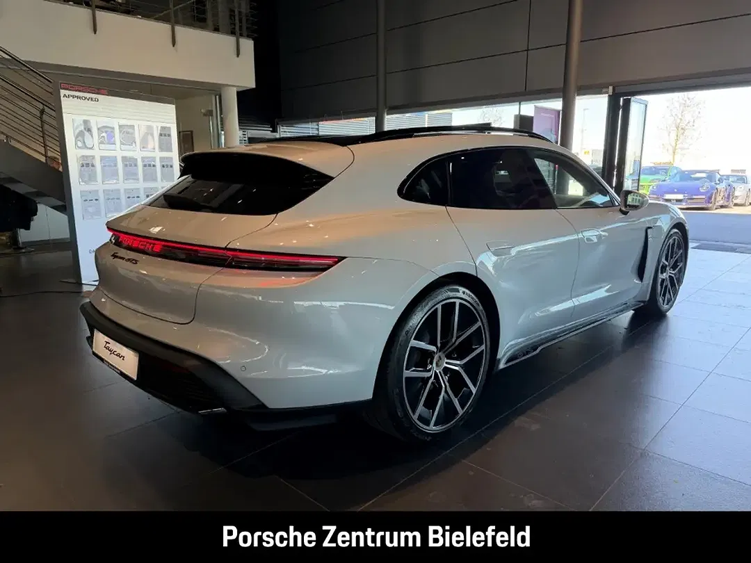 Porsche Taycan - Thumbnail 6