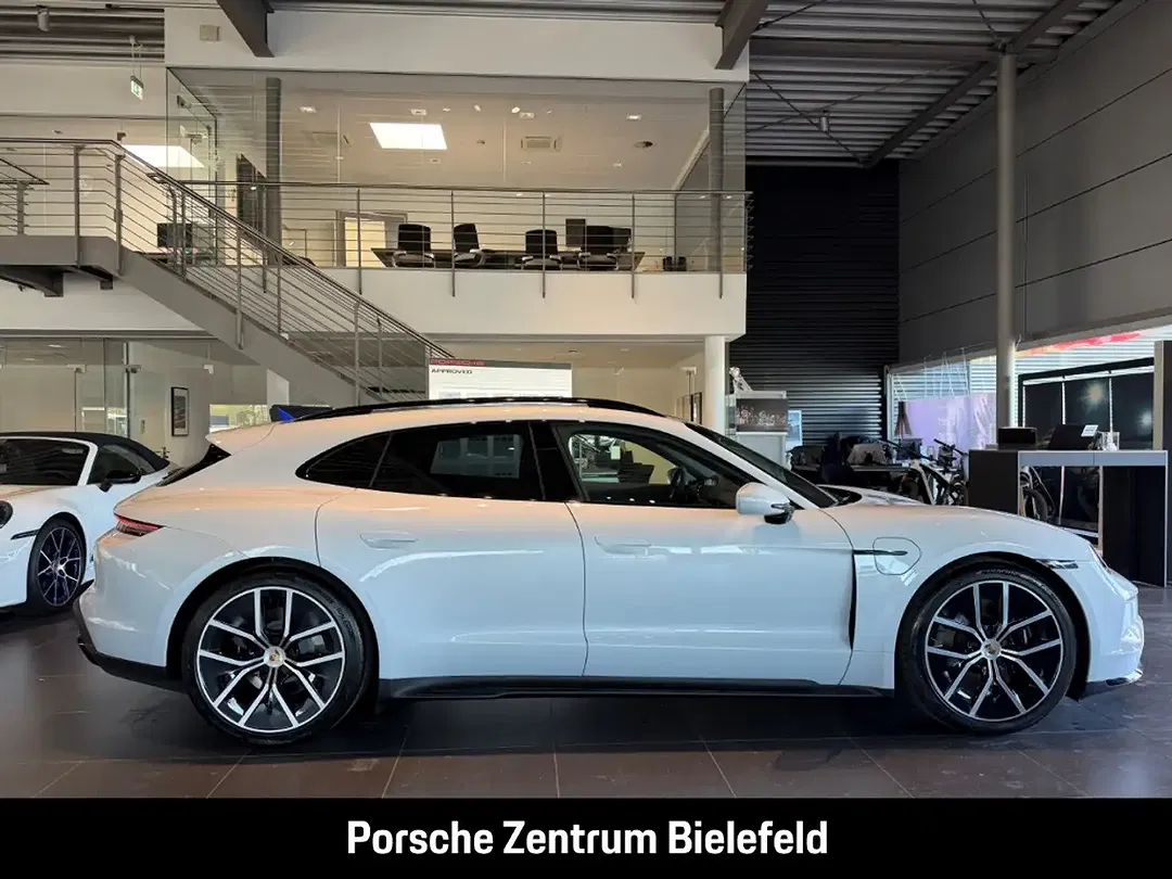 Porsche Taycan - Thumbnail 7