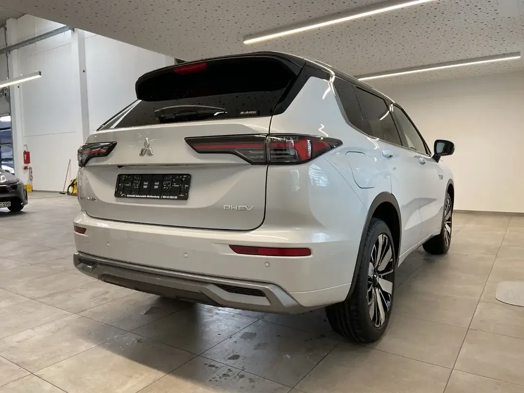 Mitsubishi Outlander - Thumbnail 4