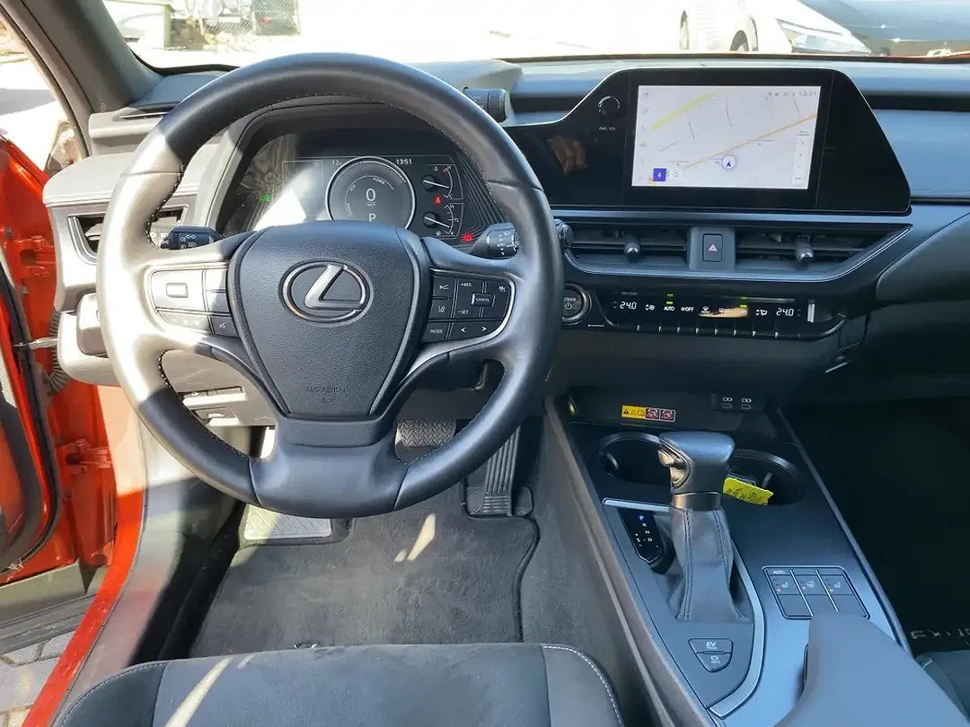 Lexus UX 250h - Thumbnail 10