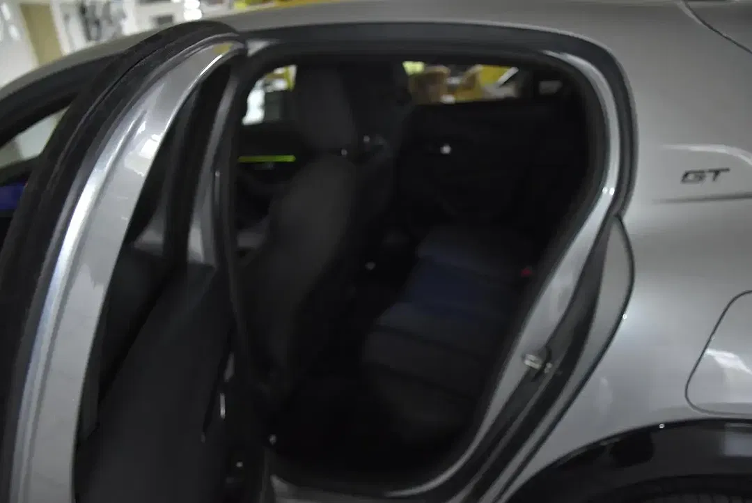 Peugeot 208 - Thumbnail 11