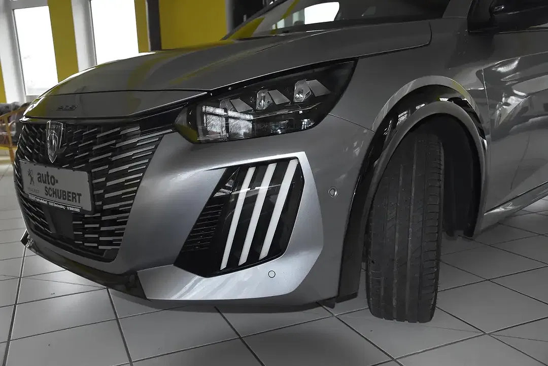 Peugeot 208 - Thumbnail 2
